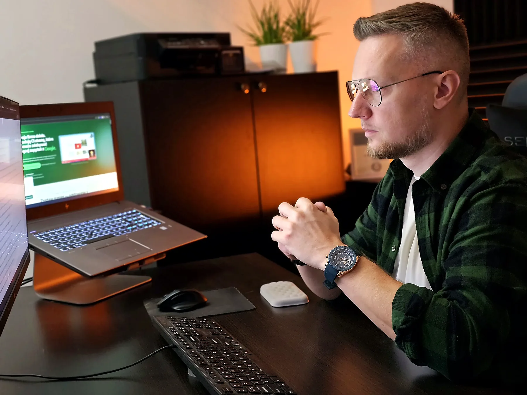Jarek Szmajduch analizuje strategię klienta przy biurku