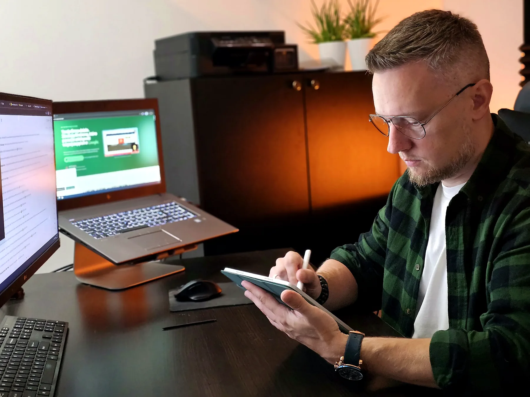 Dlaczego ja 13 jarek korzysta z telefonu przy komputerze