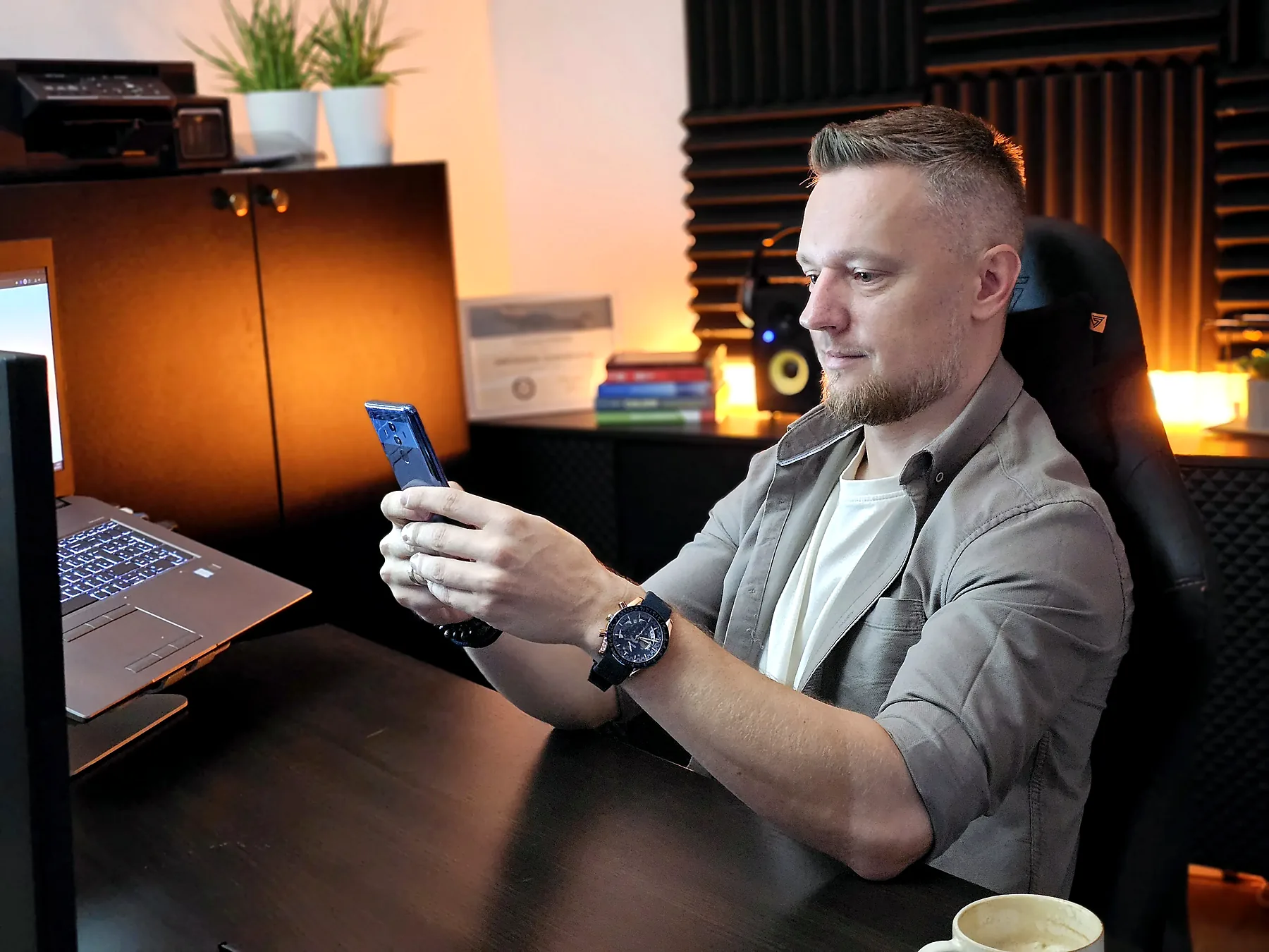 jarek korzysta ze smartfona przy biurku