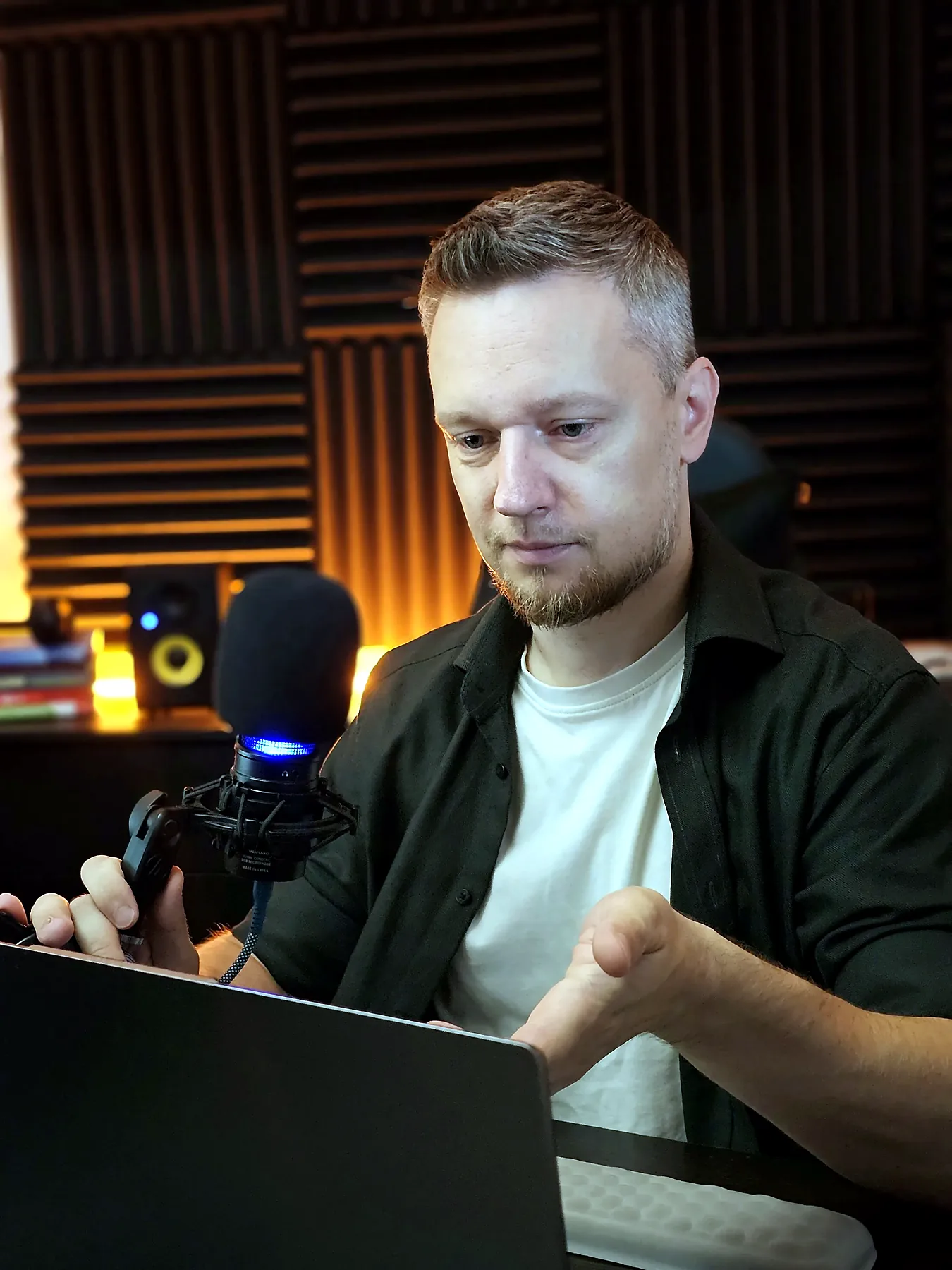 Opinie 10 jarek omawia projekt przy laptopie