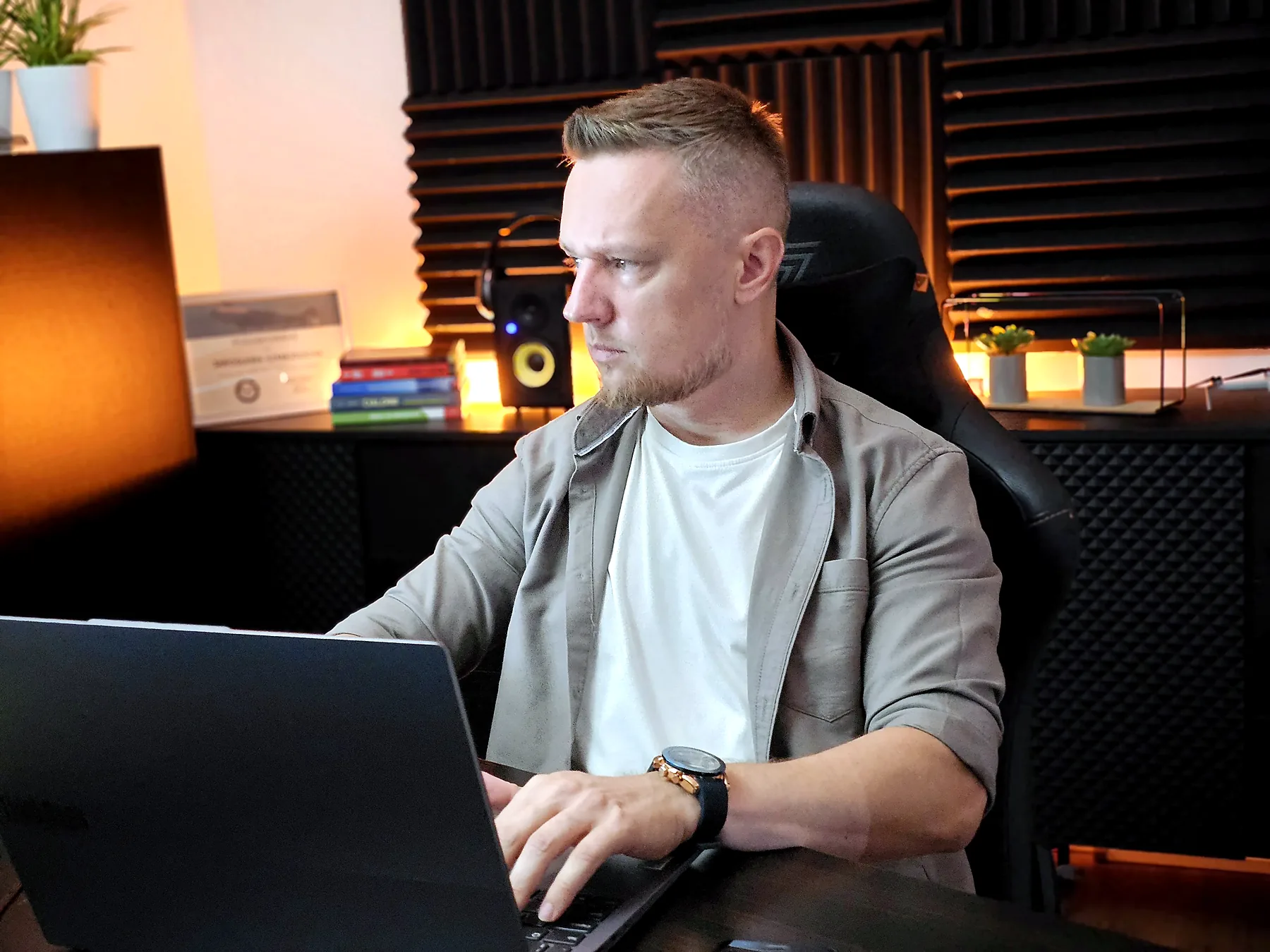 O mnie - Jarek Szmajduch Strony I nternetowe 2 jarek pracuje na laptopie w biurze