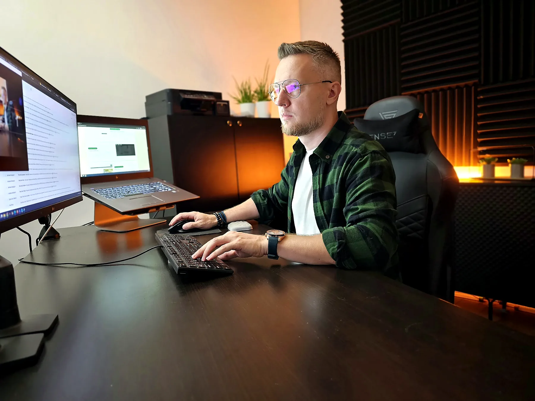 Dlaczego ja 7 jarek pracuje przy dwoch monitorach