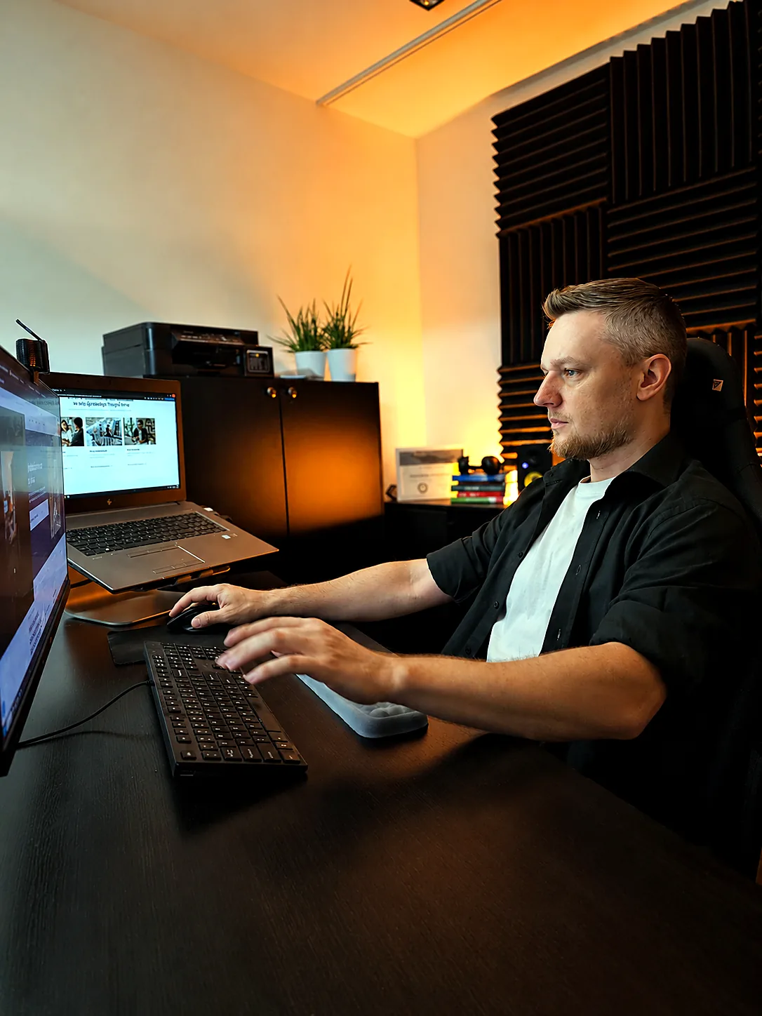 Pozycjonowanie 2 Jarek Szmajduch projektuje stronę przy komputerze
