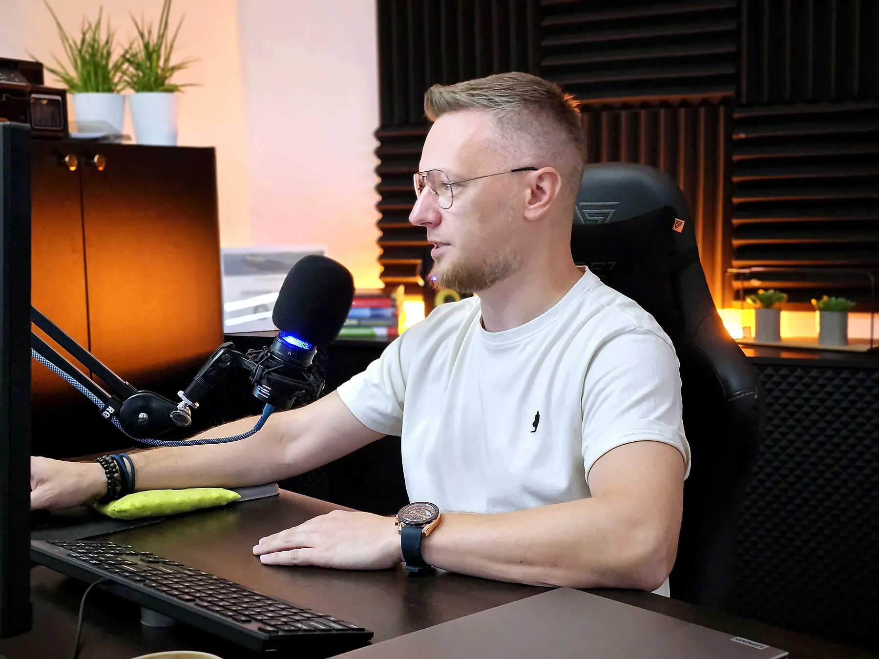 O mnie - Jarek Szmajduch Strony I nternetowe 1 jarek przy mikrofonie w bialej koszulce