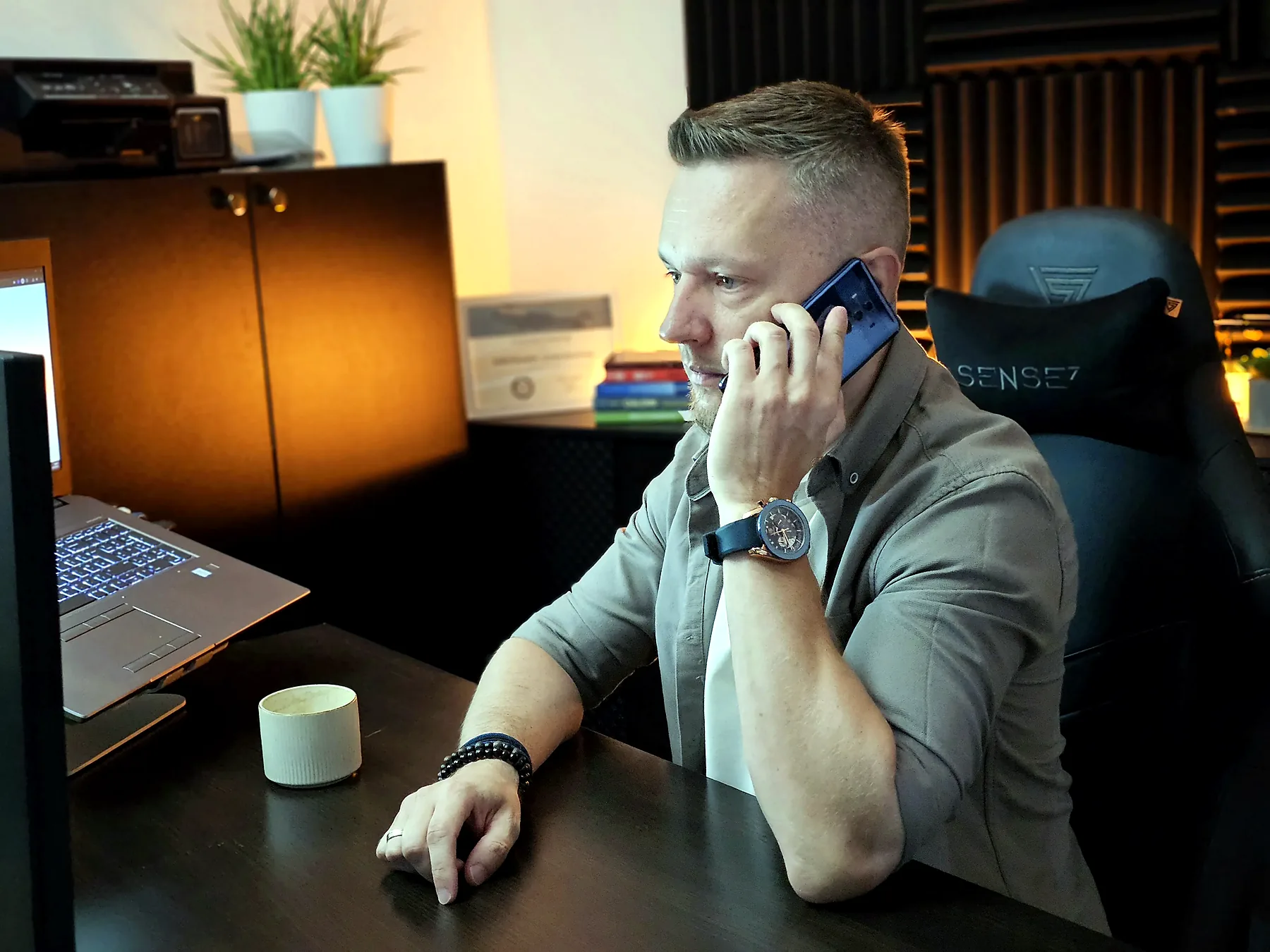 jarek rozmawia przez telefon w biurze