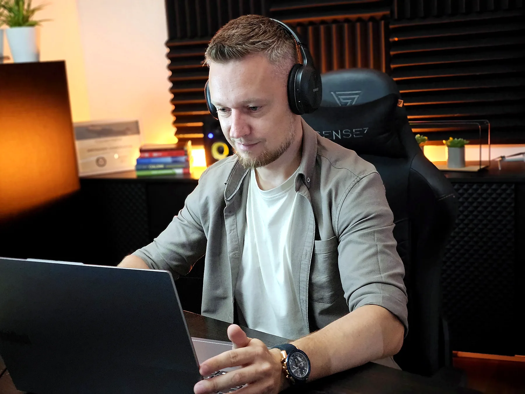 Pozycjonowanie Jastrzębie-Zdrój 6 Jarek Szmajduch przy laptopie