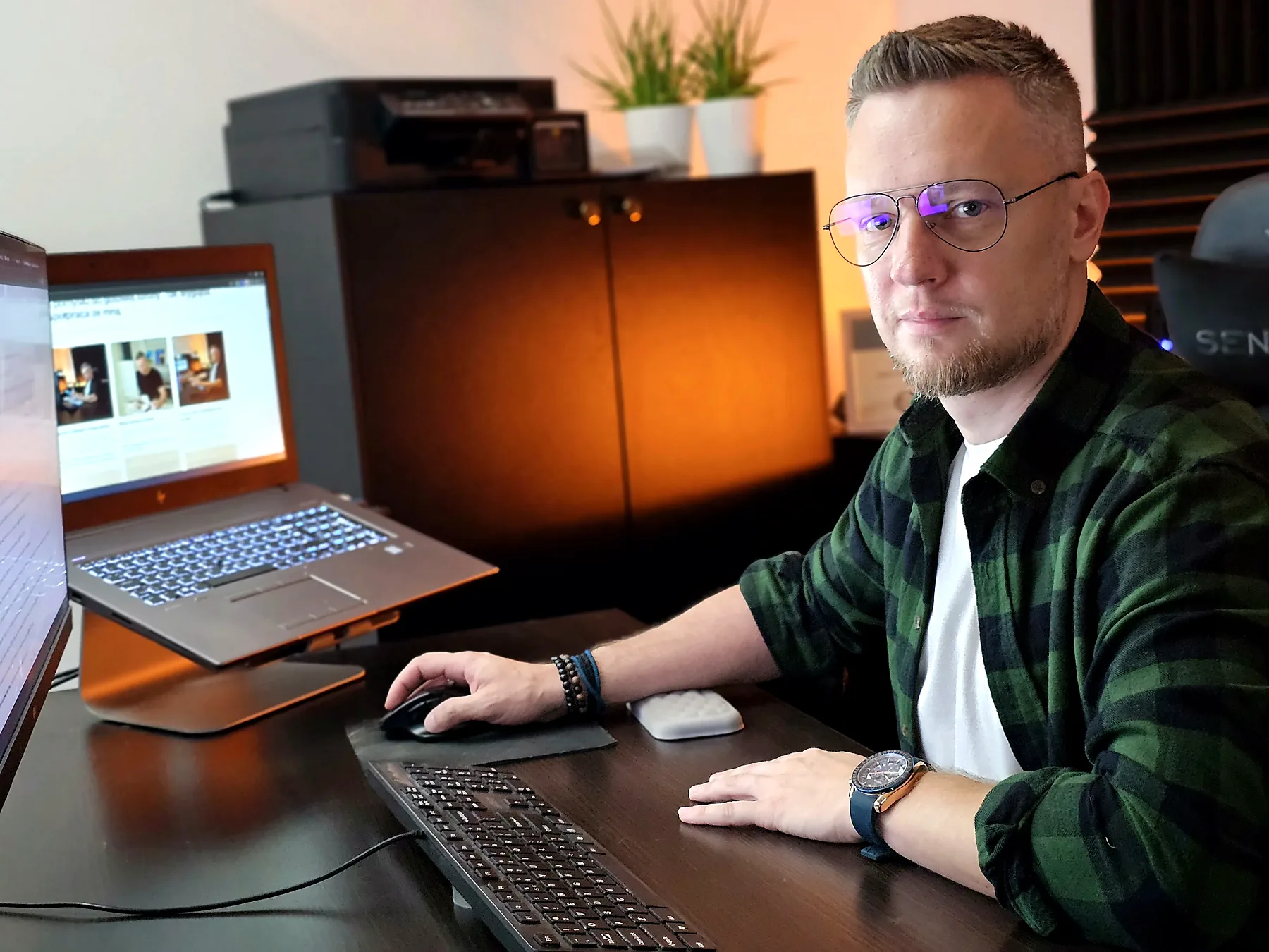 Strony internetowe 2 jarek web designer portret przy biurku