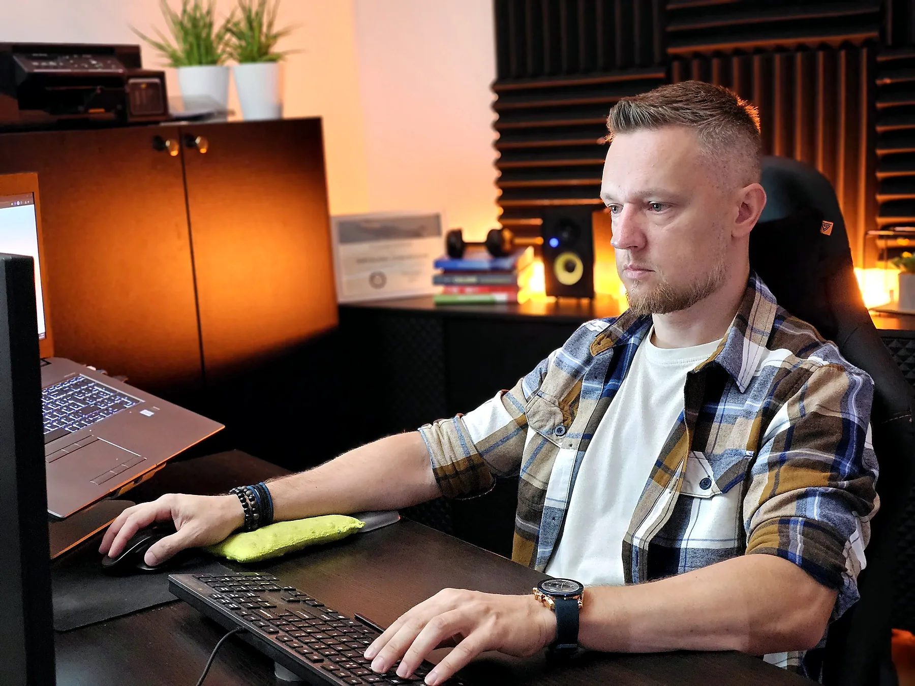 Pozycjonowanie 7 Jarek Szmajduch przy komputerze